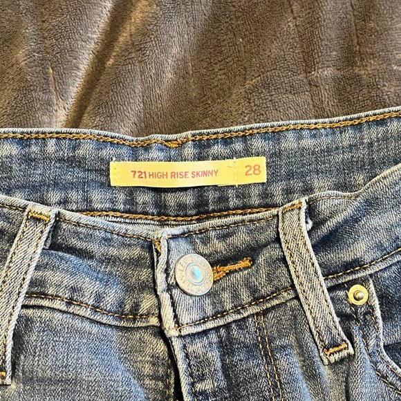 Levi's 721 High Rise Skinny Women's Jeans in Medium Wash - Picture 4 of 5
